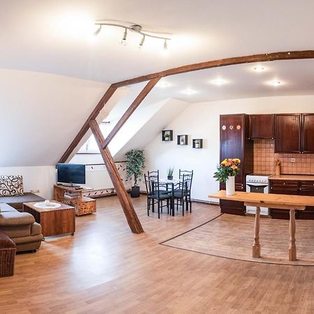 Podkrovni Apartman S Vyhledem Na Namesti Lomnice nad Lužnicí Buitenkant foto